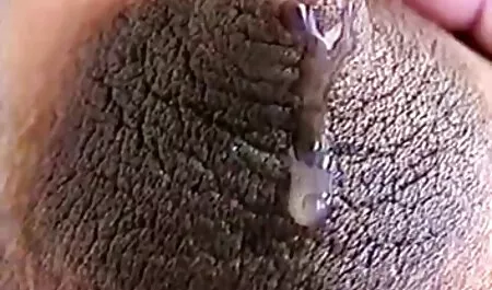 الفتاة لطيف مع السراويل افلام سيكس رومانسية الضيقة ، التدخين أثناء التدليك