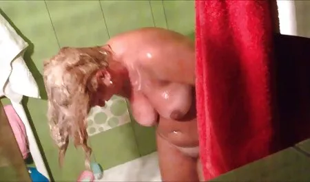 امرأة جميلة ورئيسه يمارسون الجنس في سكس رومانسي اجنبي الحمام.