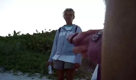 الشخص لديه شخصين سكس اجنبي رومانسي جميلين.