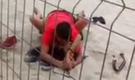 فتاة جميلة في الزي افلام سكسيه رومانسيه امريكيه المدرسي كاميرا ويب.