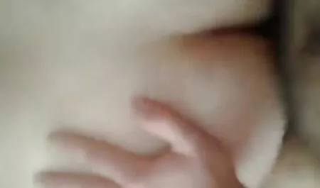 الفتاة وضعت افلام ساخنة رومانسية الحمار المطاط في القطاع الخاص.