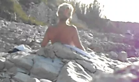أعطت فتاة مقاطع سكس رومانسية قصيرة روسية اللسان وأعطت اللسان في المنزل مع رجل مع القضيب.