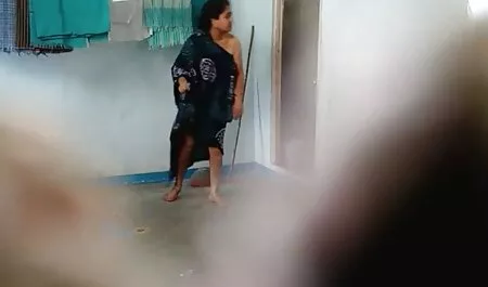 رجل محظوظ مع فتاتين افلام سكس رومانسية اجنبية على الأريكة.