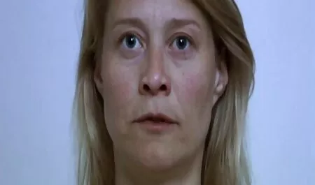 المرأة تشكل افلام سيكس رومانسيه في جوارب دون ارتداء حمالة الصدر