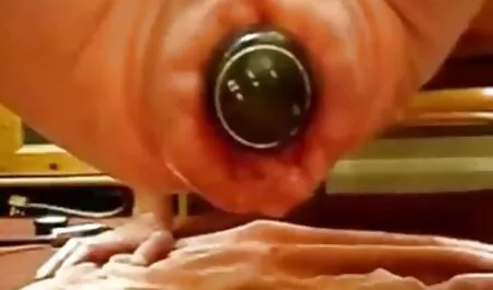 كيف يسقي الطبيب شابا في سكس اجنبية رومانسية check health
