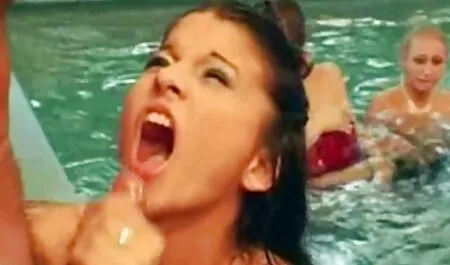 اثنين افلام سكس رومانسيه جدا من الصديقات ممارسة الجنس مع الرجال في الحمام.