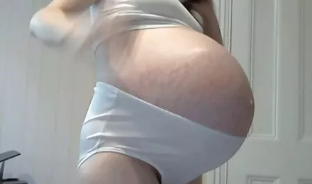 طفل مواقع سكس رومانسيه في يد واحدة ، والتحدث مع قضيب واحد قوي