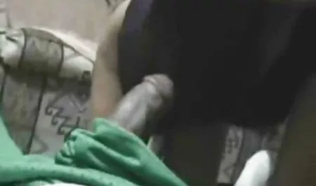 امرأة شابة الخانقة في السرير مع رئيسه في افلام سكس رومانسيه كامله العمل.