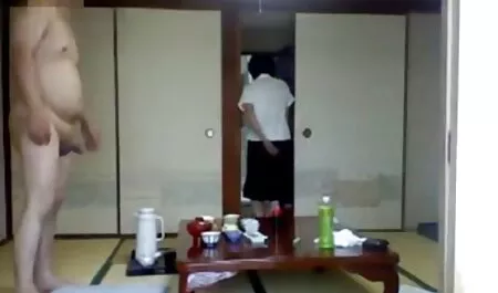 كيسي يستسلم حبيبته على افلام رومانسيه جنسيه الأريكة الضيقة.