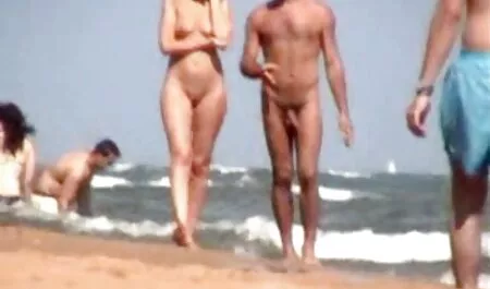 المرأة العادية التدخين تحميل افلام سكس رومانسيه الأسود وتوسيع أقدامهم.