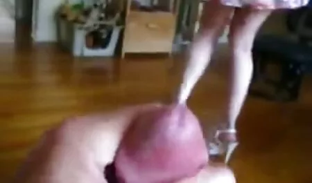 دمية جميلة مع افلام سكس رومانسيه اجنبيه الاستمناء قبعة جميلة على السرير.