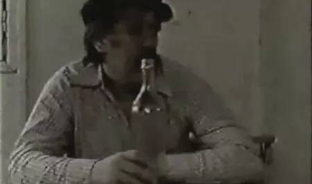 وضعت بريتاني باردو افلام اباحيه رومنسيه يد على مؤخرتها.