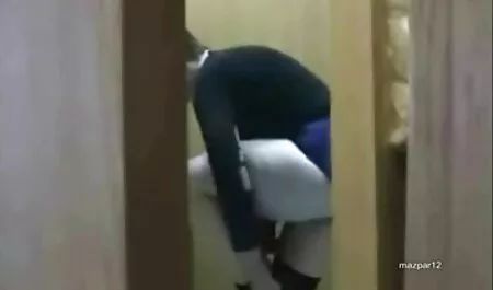 مشى مقاطع سكس رومانسيه امرأة من خلال الحديقة ويظهر بوسها إلى المارة