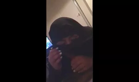استخدم الرجل افلام رومانسية وجنسية المطاط أثناء ممارسة الجنس مع عاهرة روسية.
