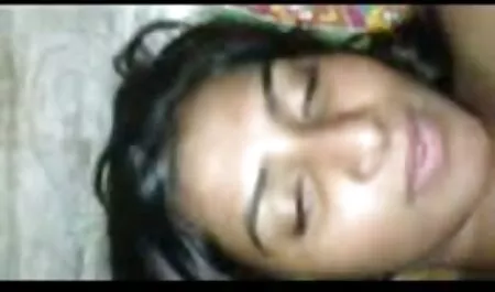 فتاة هشة لتغيير المواقف أثناء افلام ساخنة رومانسية ممارسة الجنس.