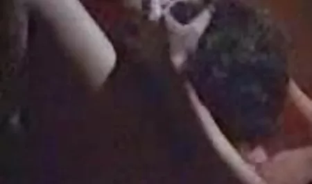 سيدة سكس اجنبي رومانسي فراي مع رجل على الأريكة.